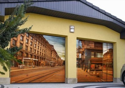 Два рисунка с одним стилем на расположенных рядом воротах для гаража