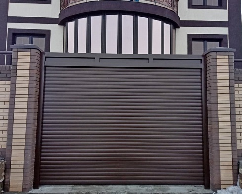 Роллетные ворота Алютех серии Prestige со сплошным алюминиевым профилем роликовой прокатки AG/77 с доставкой в Новочеркасске 